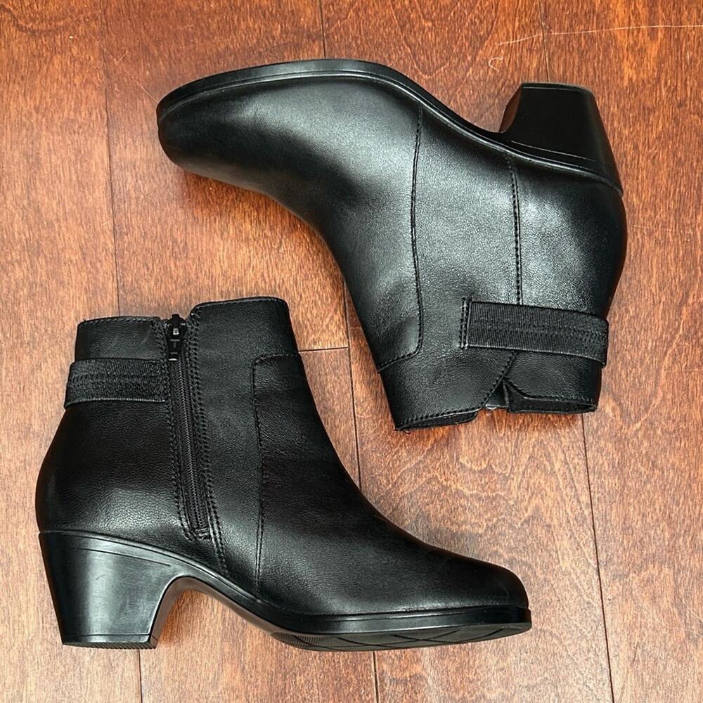 Clarks Emily Quartz Bootie in Black Leather, Size 6